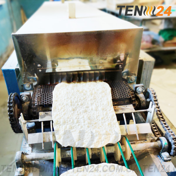 Готовий лаваш на виході з інфрачервоної тунельної печі